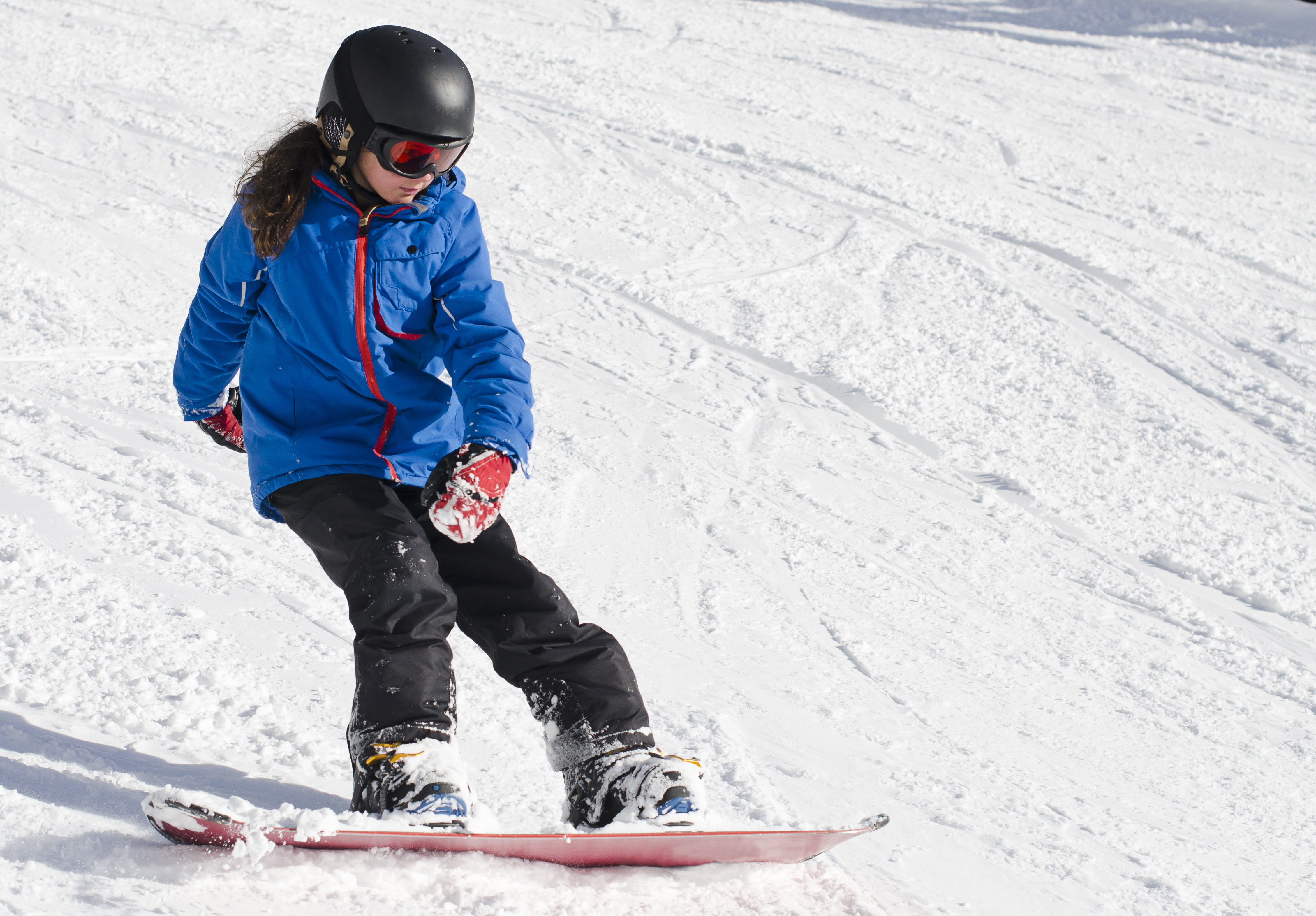 Mladá dívka na snowboardu
